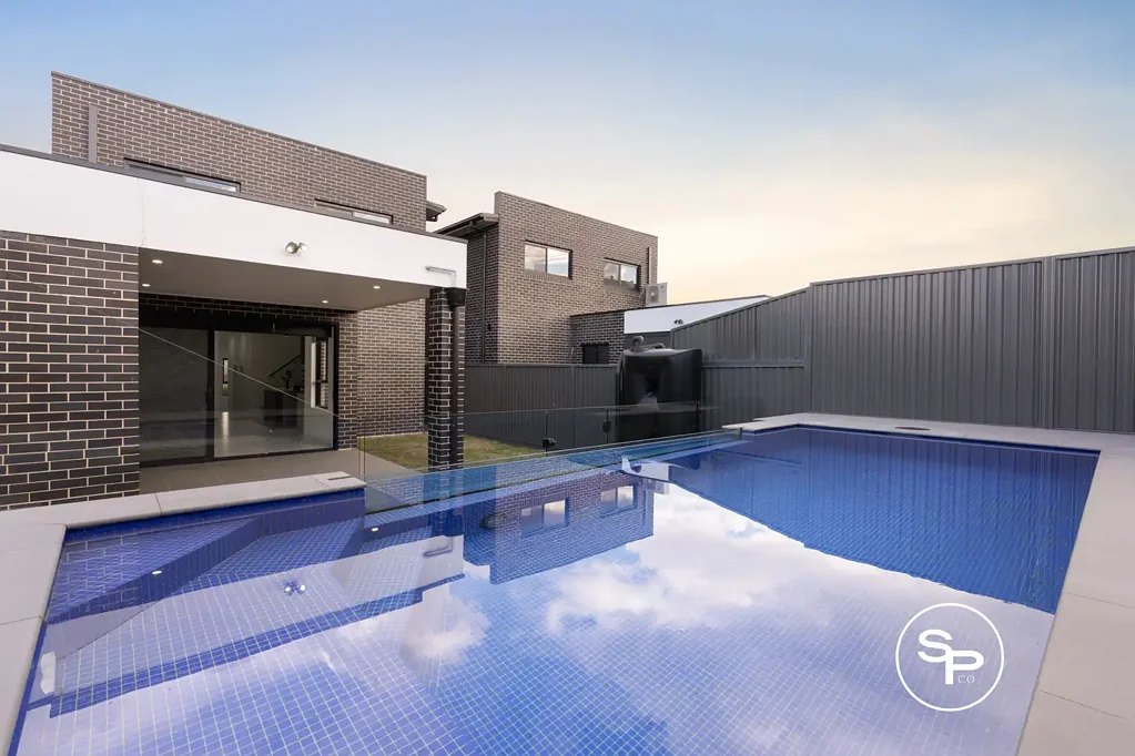 Oran Park 5બેડરૂમ Sophisticated Family Living with Style, Space & Sparkling Pool