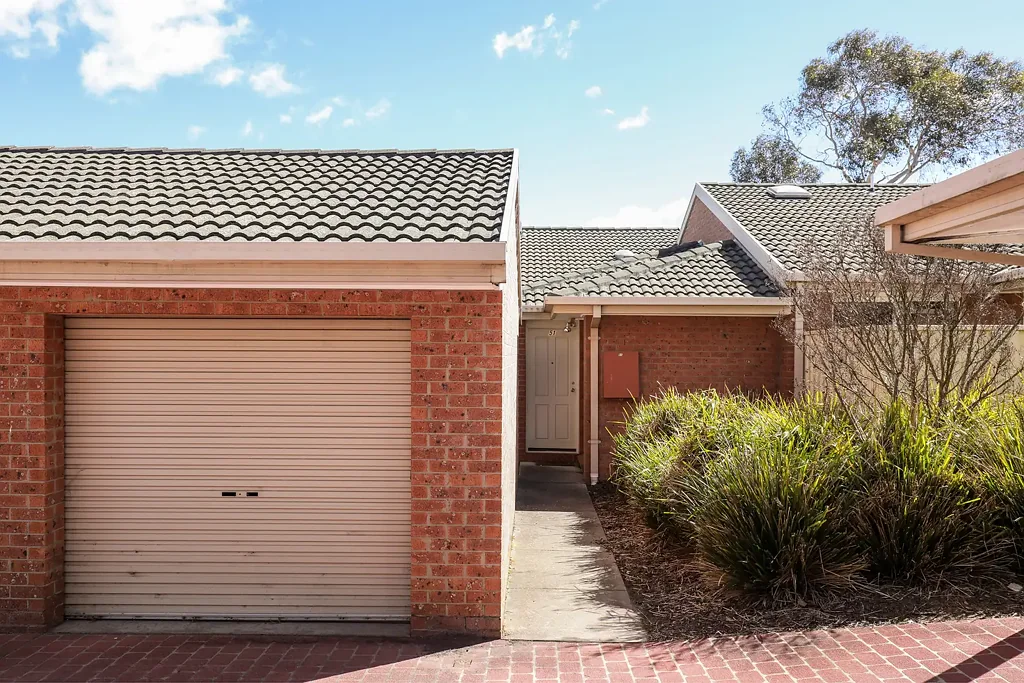 Stylish 3-Bedroom Townhouse in Florey