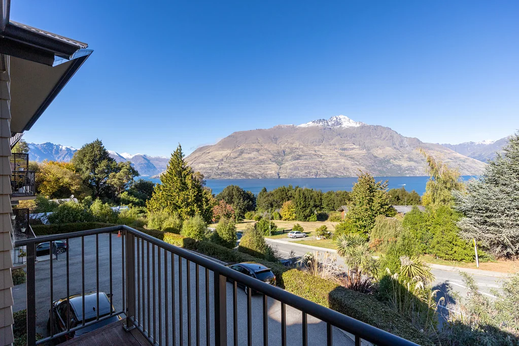 Sunshine Bay 3Moenga Elevated Living with Lake Views