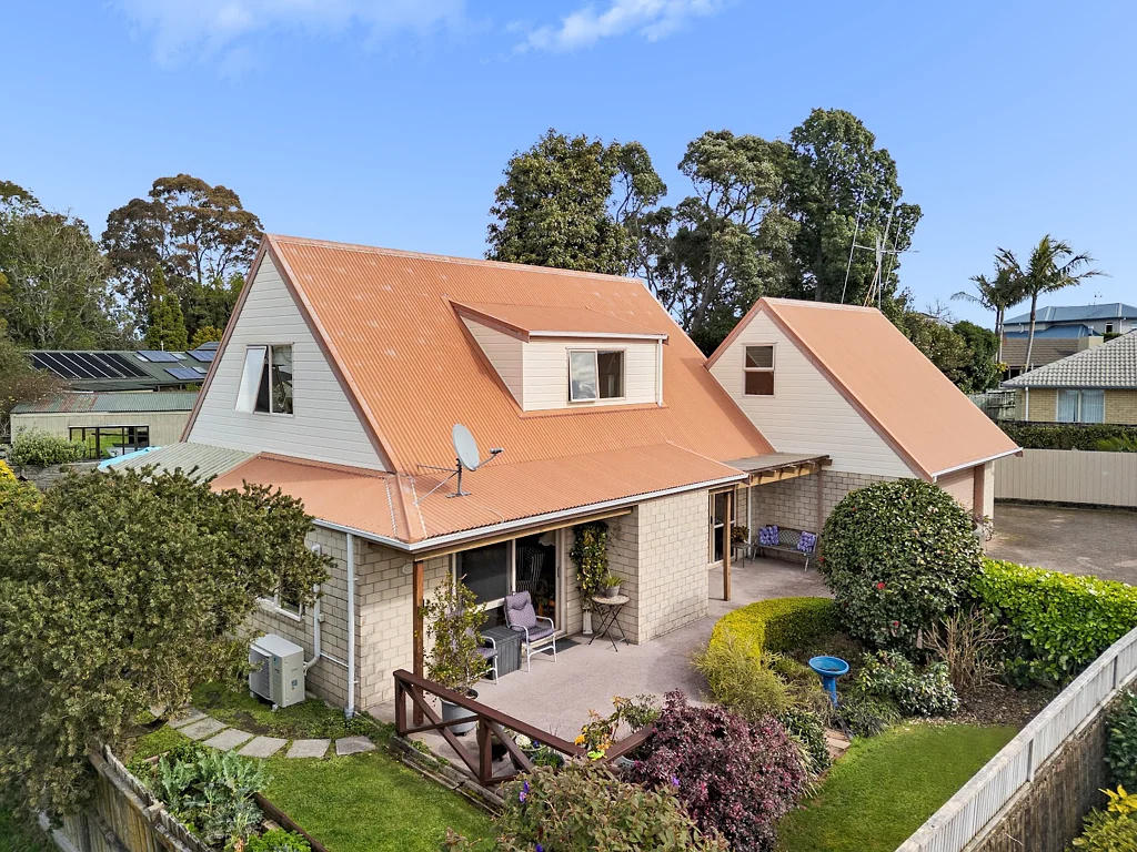 Pyes Pa 3침실 Sunny Classic with Picturesque Gardens