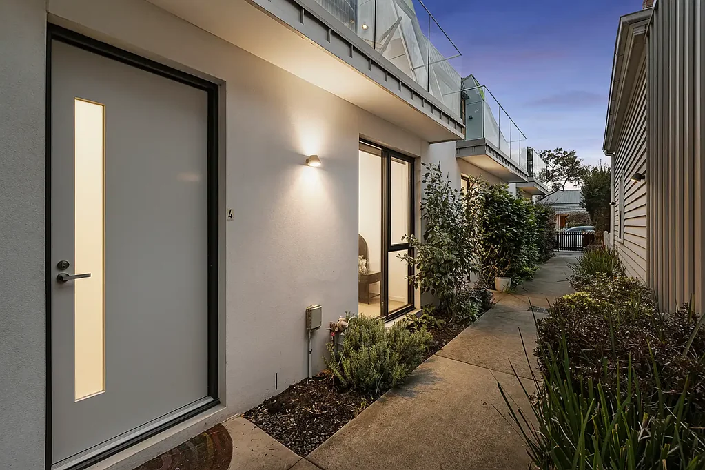 Brunswick 3 Bedroom Stylish 3 Bed -2 Bath -1 Car -Study Nook - Contemporary 3 Bed Town home in Prime Brunswick Location