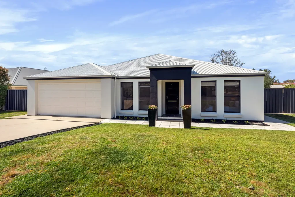 Strathalbyn 5બેડરૂમ Live large in a dynamic entertainer that keeps Strathalbyn close at hand