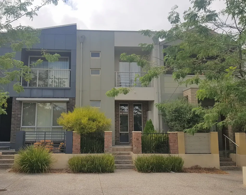 EXCELLENT LOCATION! SAVE ON ENERGY 3.78KW SOLAR PANELS!