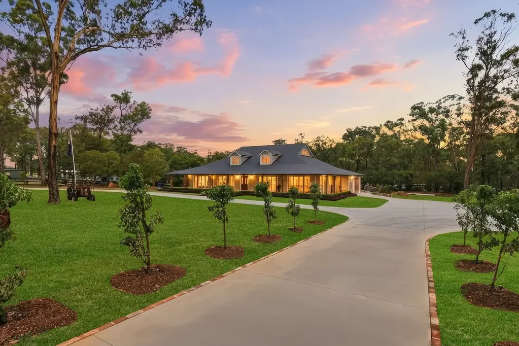 Maraylya 5 Bedroom Welcome to Your Dream Lifestyle: Spectacular 5 Acre Estate with Equine Facilities & Modern Living