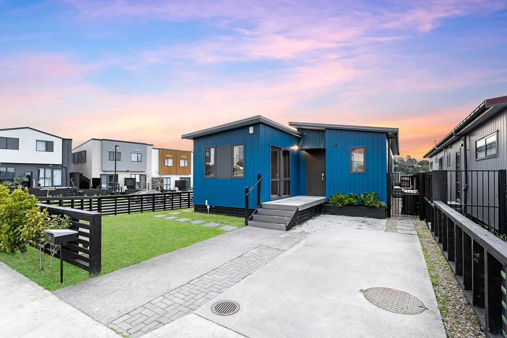 Flat Bush 3ਬੈੱਡਰੂਮ Modern corner single level freehold in Flat Bush