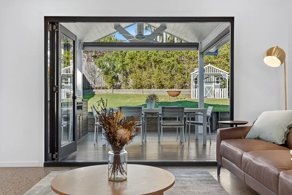 Southport 4Kwarto Modern Family Living with the Ultimate Entertainer's Backyard