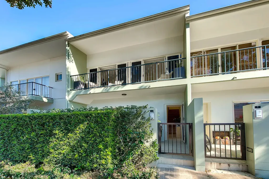 EXECUTIVE TERRACED HOME IN PRIME WEST END LOCATION