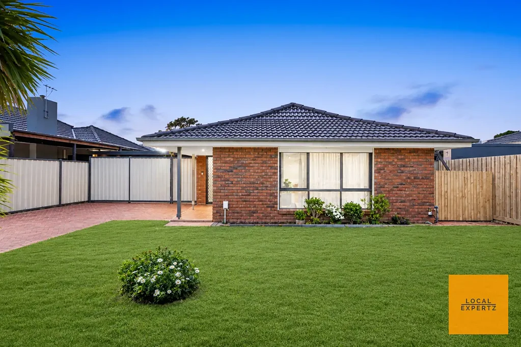 Melton South 3બેડરૂમ A Family Favourite with Space to Live and Grow on an Expansive 585m² Block!