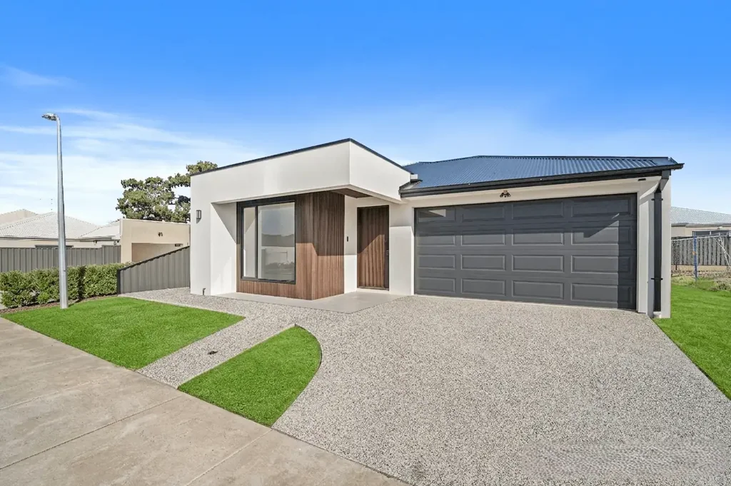 Mickleham 4Zimmer Luxury Living with Two Master Suites in the Heart of Mickleham's Craigieburn Side