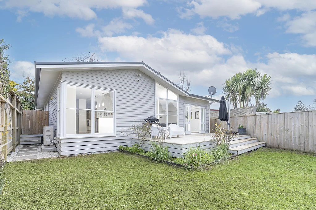Te Atatu Peninsula 3Moenga Sun-Soaked Mid-Century Treasure