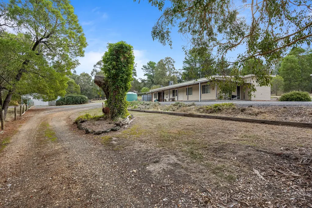 Scarsdale 4ਬੈੱਡਰੂਮ Discover the Charm of Mud Brick on 5 Acres (approx) in Scarsdale!