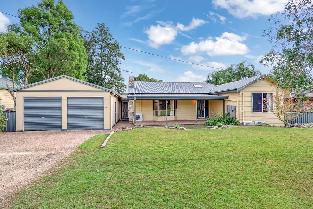 East Branxton 4कमरा Side access, huge yard & space to burn!