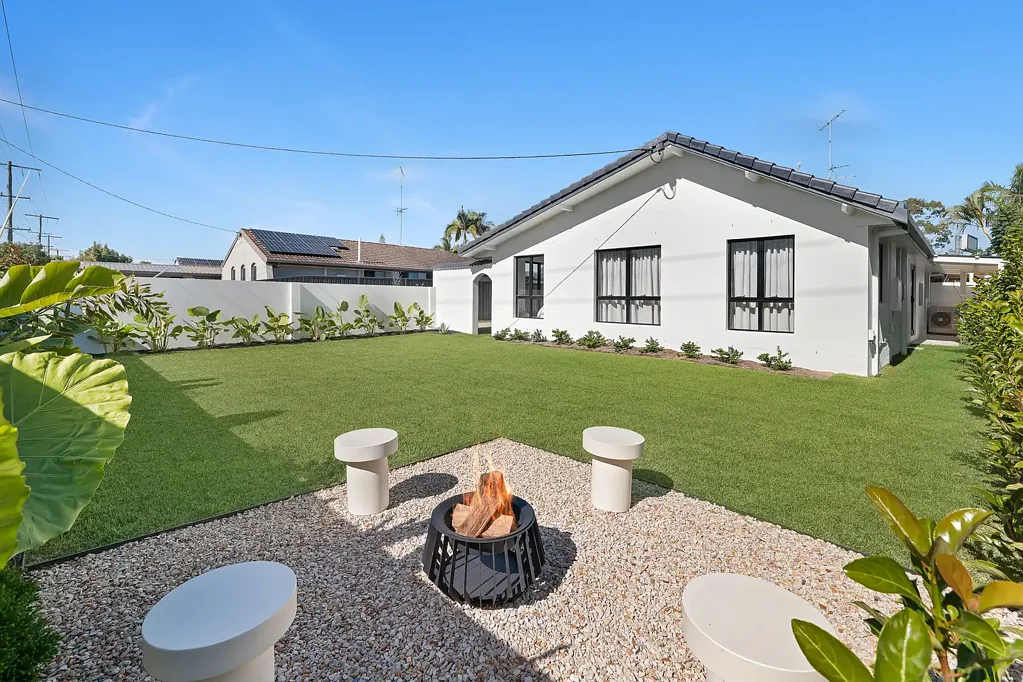 Broadbeach Waters 3房  Coastal Elegance In Broadbeach Waters - No Body Corporate Fees