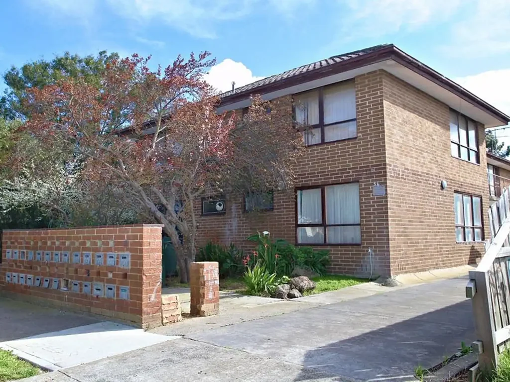 Neat & clean 1 bedroom unit in central locale