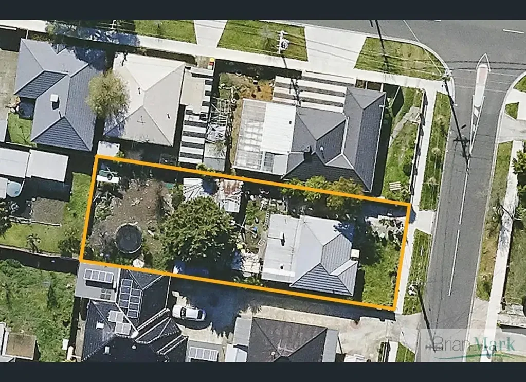 St Albans 优质开发机会 — 两套四卧 + 一套三卧联排别墅许可 Premium Development Opportunity — Two 4‑Bed + One 3‑Bed Townhouse Permit