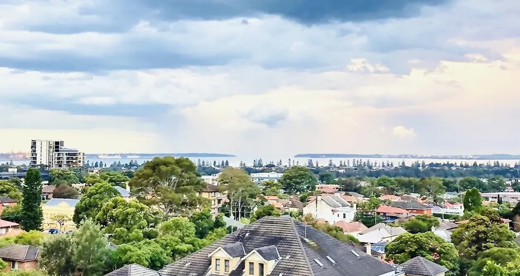 Spacious 1 bedroom unit with carspace and balcony