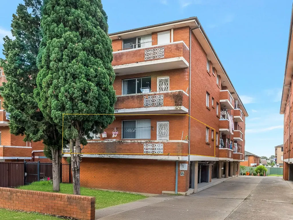 Cabramatta 2房 地理位置优越 两房舒适 宽敞起居 翻新浴室 阳台放松 全瓷砖 低维护 安全车库 Rare First floor!