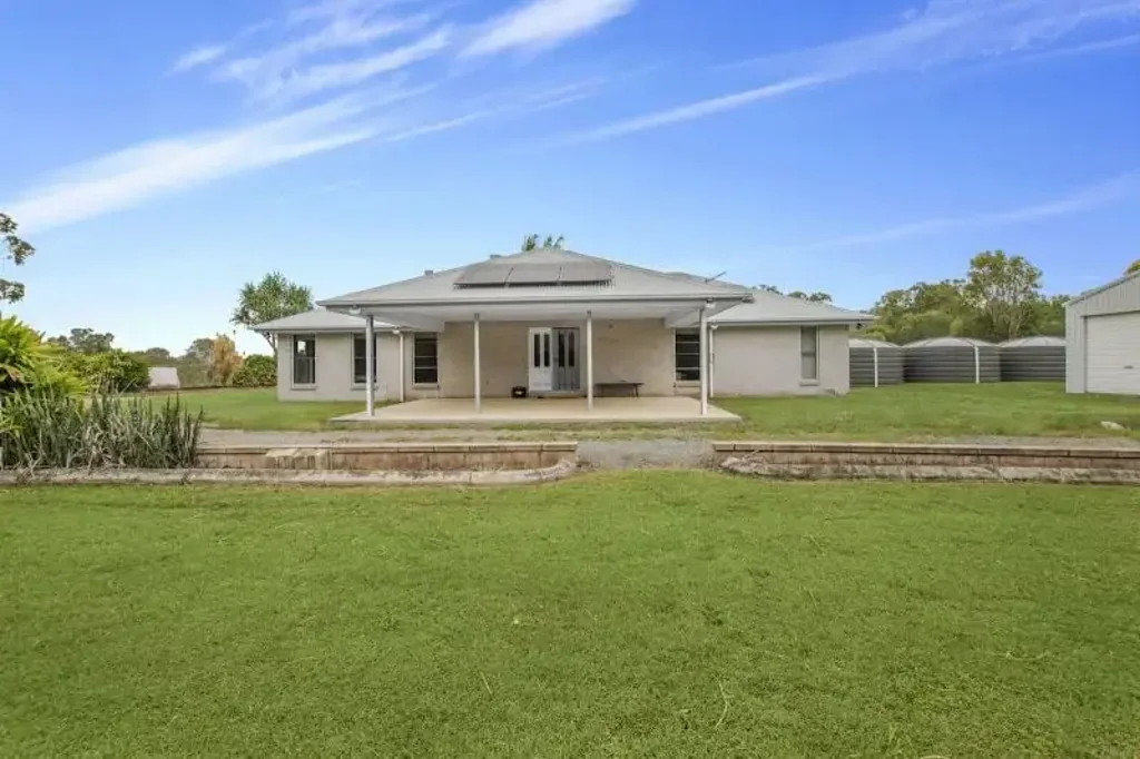 Goomboorian 7房  Resort-Style Acreage Living – Ultimate Family & Equine Retreat