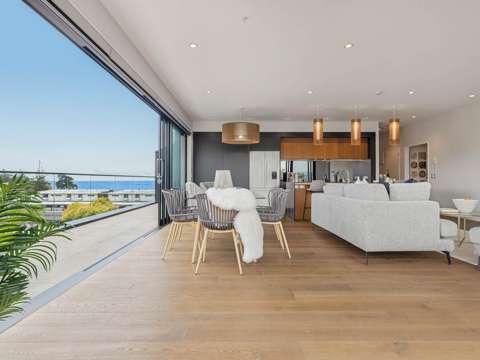 Browns Bay 3 Bedroom Penthouse Perfection-Luxury Living by the Beach