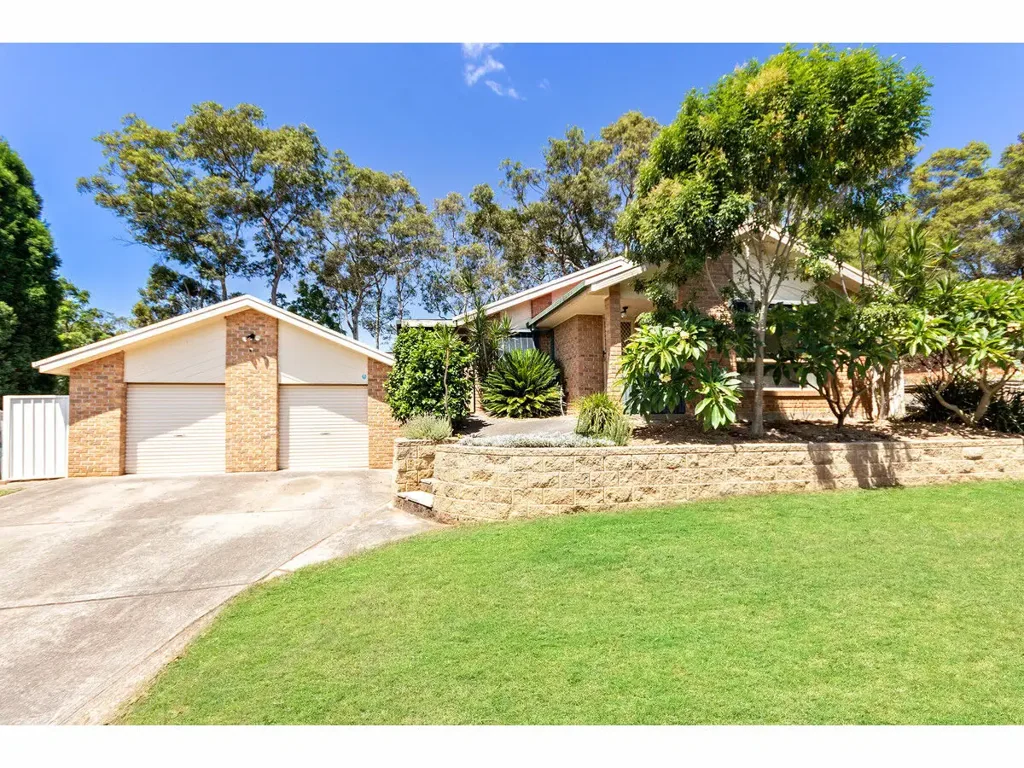 FAMILY LIVING WITH A POOL, DECK AND LAKESIDE LIFESTYLE - POOL MAINTENANCE INCLUDED TENANT TO PAY CHEMICALS