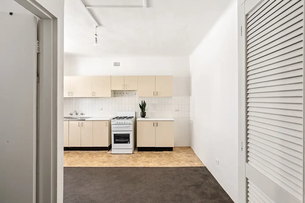 Classic studio in ‘The New Yorker’ Art Deco building / heart of village