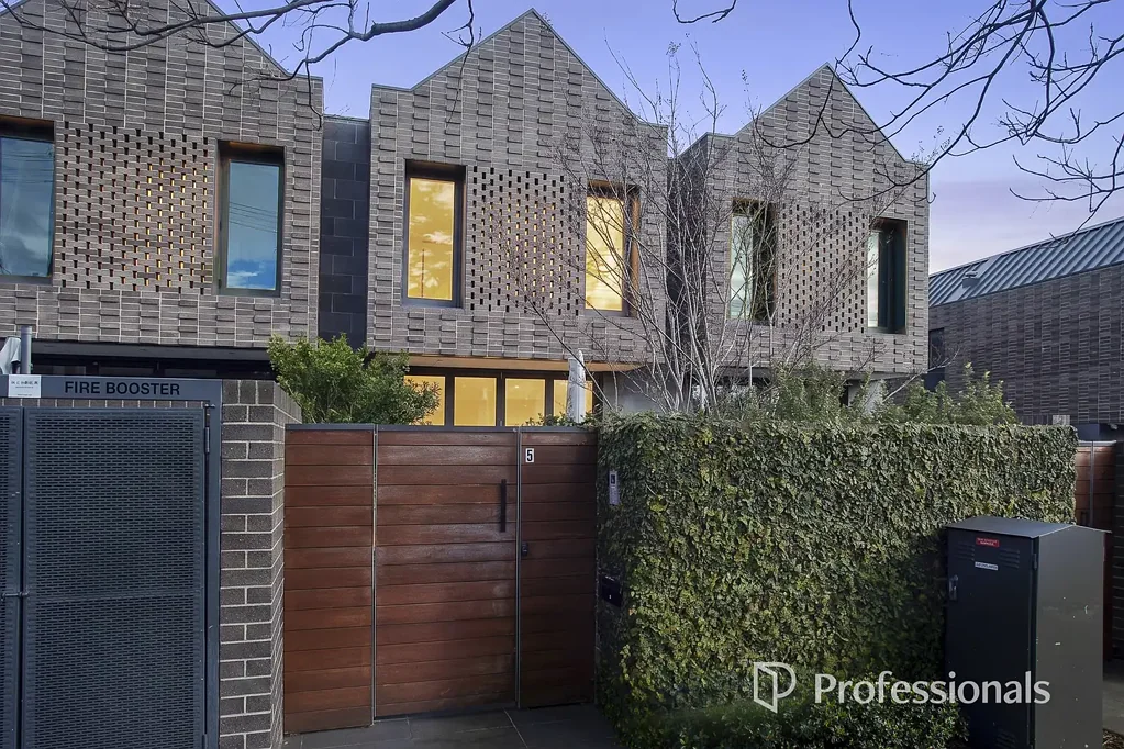 Hawthorn East 3બેડરૂમ Architectural Sophistication with Exceptional Space and Privacy