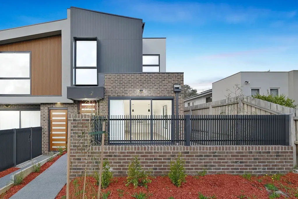 Frankston 3 Bedroom The Brief: Stylish New Townhouse with Double Garage and Outdoor Front Yard