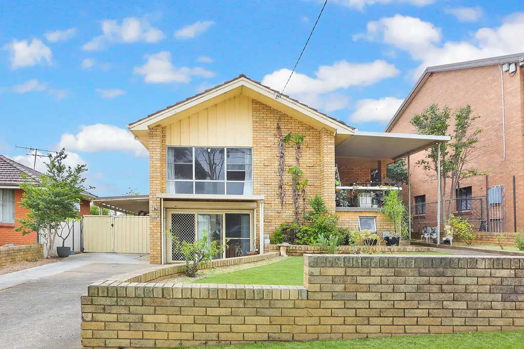 Blacktown 6 Bedroom Spacious Dual-Level/Dual Income Family Home - 200m to Blacktown Hospital