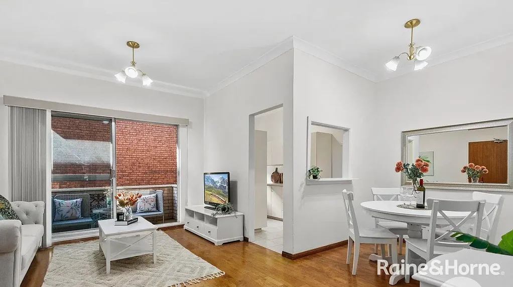 Light-Filled Two-Bedroom Apartment in a Prime Carlton Location!