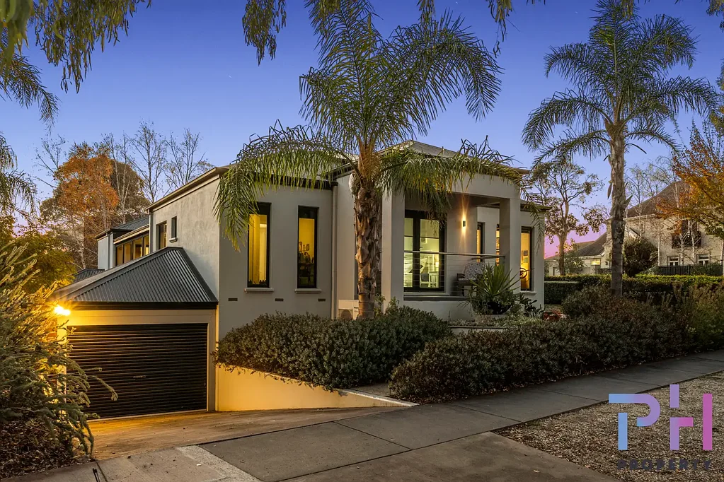 Strathdale 5 Bedroom TIMELESS & VERSITILE IN A PREMIER LOCATION