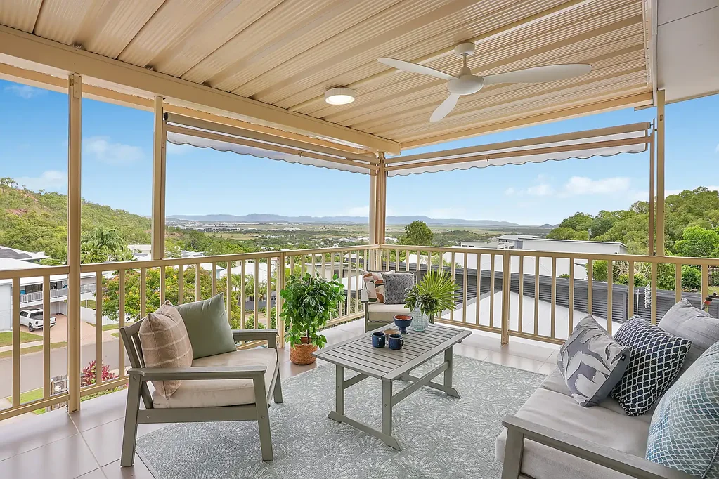 Castle Hill 4غرفة نوم Dual-level family home with multiple garages and sheds
