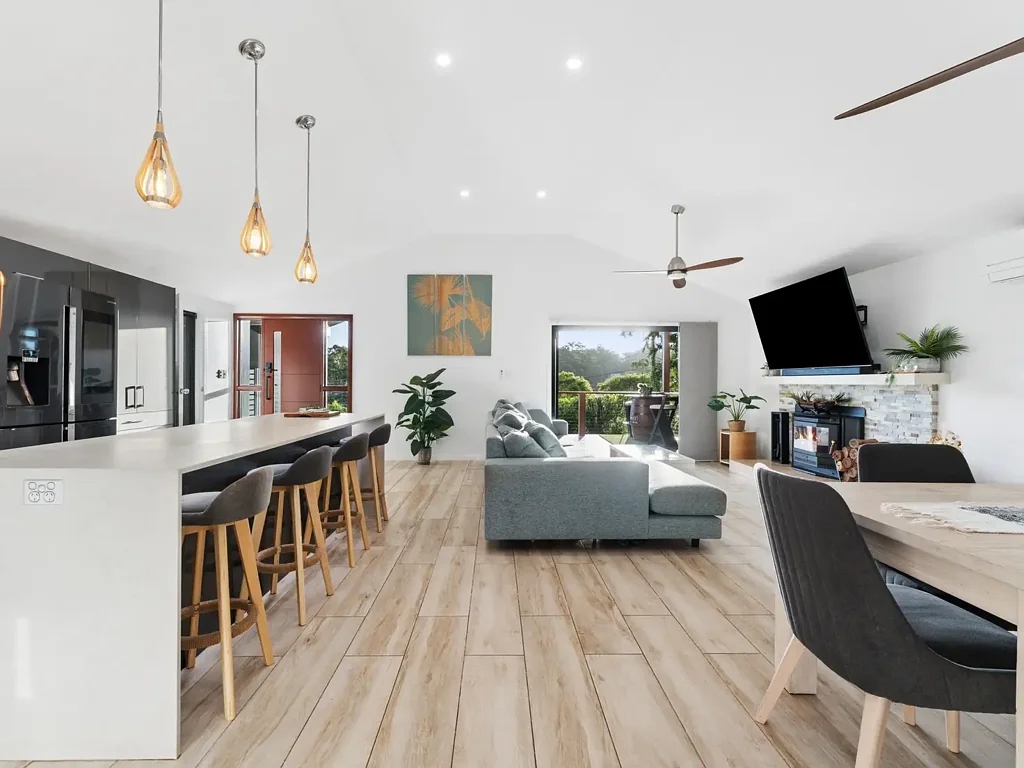 Cornubia 4房 高地 Cornubia 优选区 精美翻新 Dual living 独立 granny flat 宽敞 1588m² 地块 盐水泳池 多个娱乐区 高挑天花板 Smeg 厨房 Bosch 洗碗机 全景视野 海风环绕 日落美景 太阳能系统 A Rare Dual Living Opportunity with Poolside Appeal!