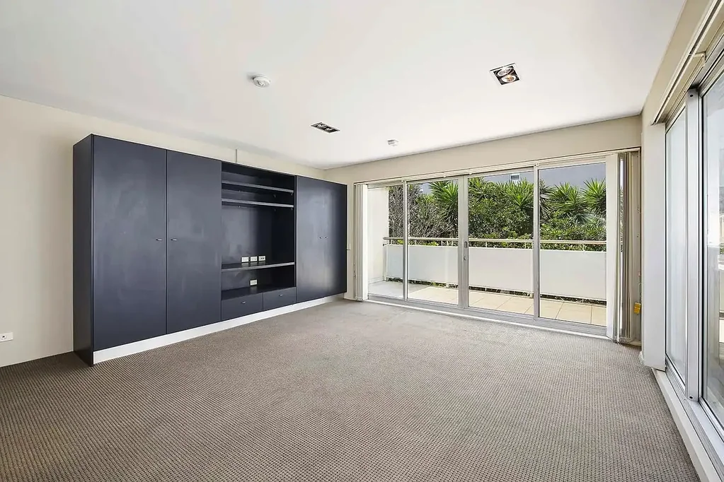 Modern spacious studio apartment, located in the heart of Bondi !