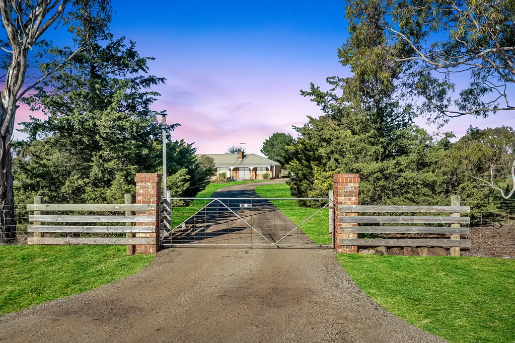 Little River 3房  A Rare Lifestyle Retreat with Space, Views & Endless Potential!