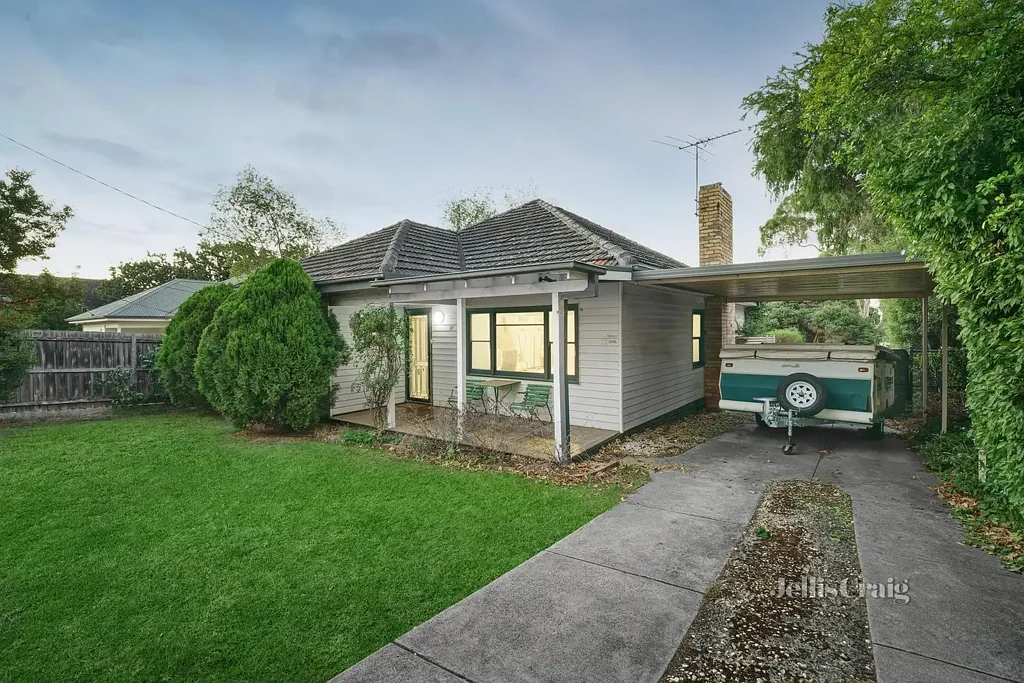 Heidelberg Heights 2Zimmer Charming Home with Exciting Future on 804m2 (approx.)