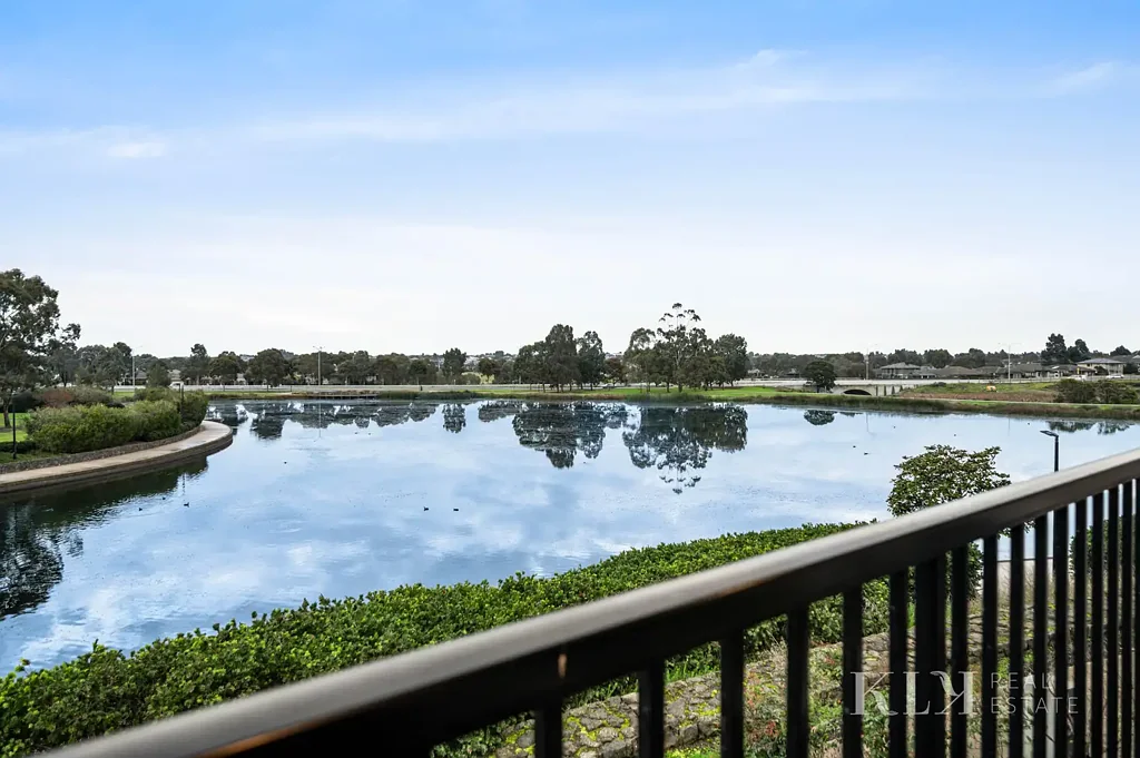 Craigieburn 3房 湖景视野绝佳 Caesarstone厨房 主卧独立卫浴 双车位车库 低维护生活 靠近学校商店 Lakeside Living