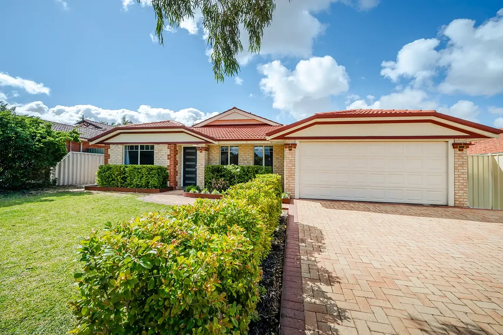 GOLF COURSE LIVING MEETS FAMILY FUNCTIONALITY