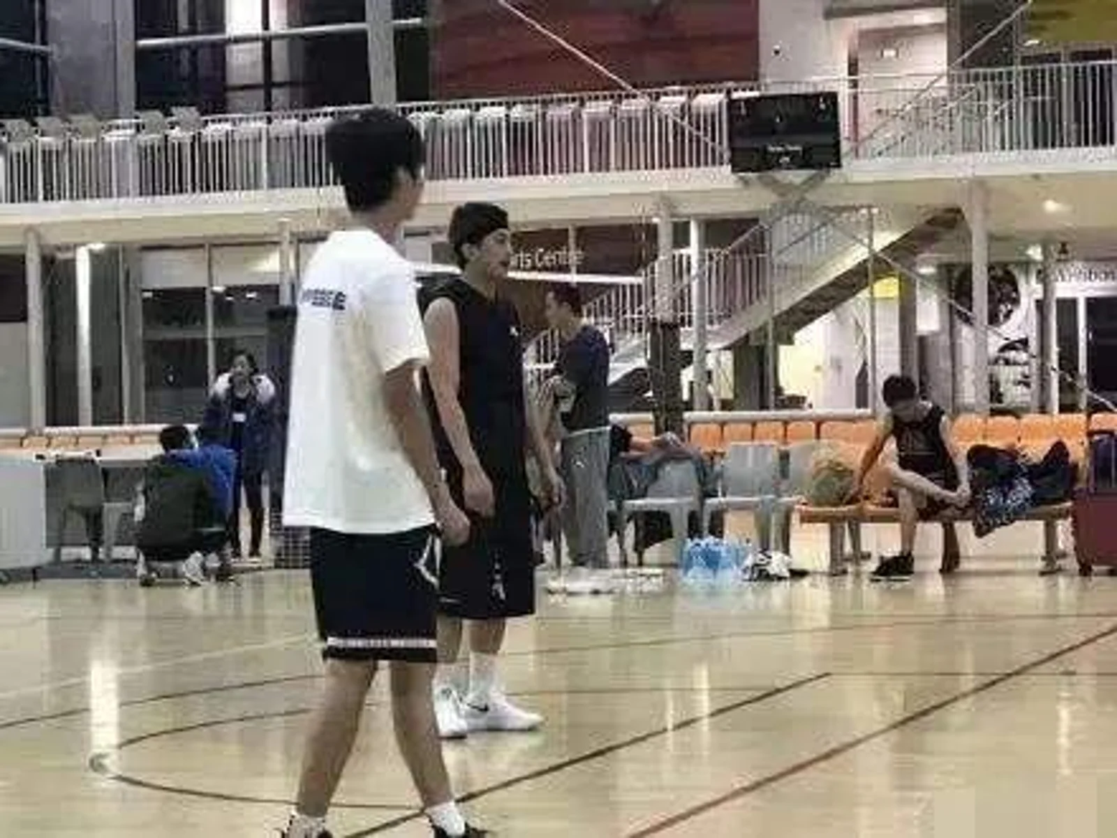 邓超新西兰打球被网友偶遇|失踪中国留学生家人悬赏20万元纽币寻人|前副总理载斯再为人父 52岁一年抱两