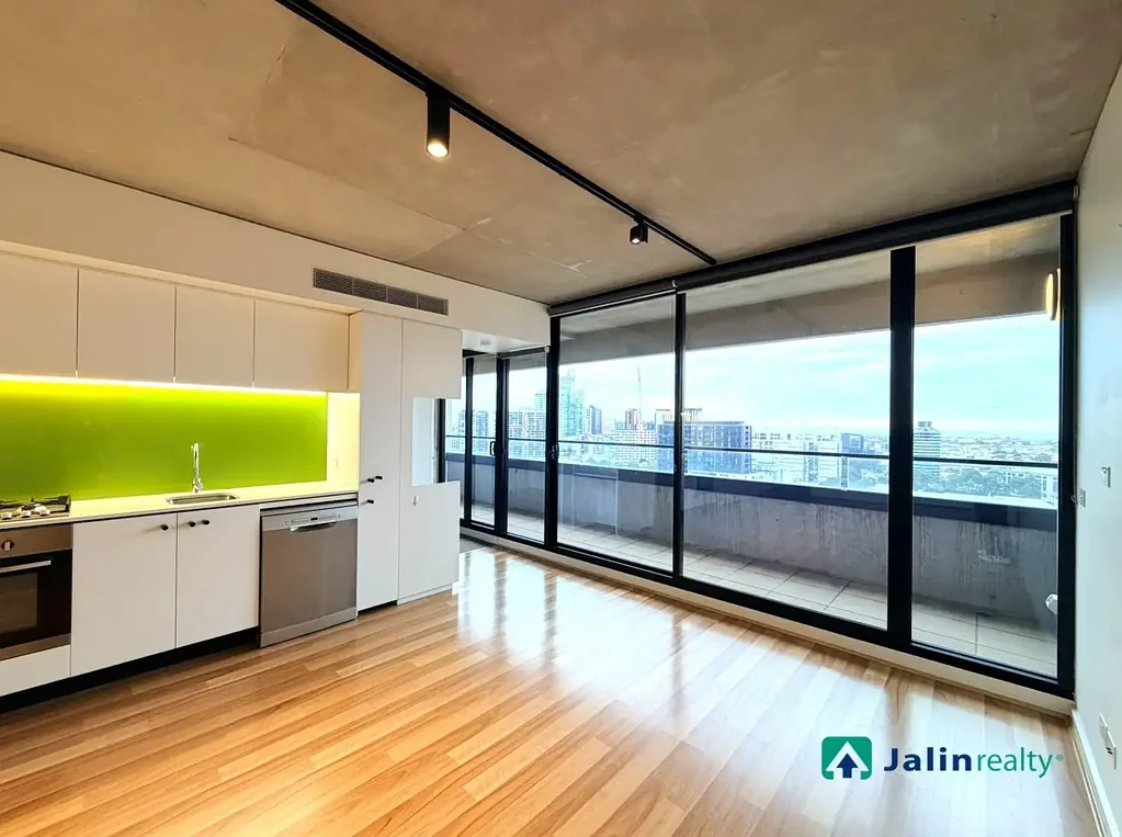 Southbank 2房 时尚2卧2卫 公寓 精致内城生活 安全停车位 Guild Apartments中心 明亮开放式空间 私人阳台 厨房石材台面 设备齐全健身房 室内泳池 桑拿室 屋顶烧烤露台 Uninterrupted View! 
Highly Motivated Owner, Must Be Sold