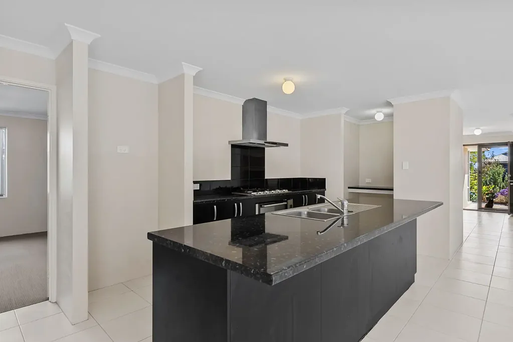 Eglinton 4Zimmer Contact Tom Voyce for a private viewing!