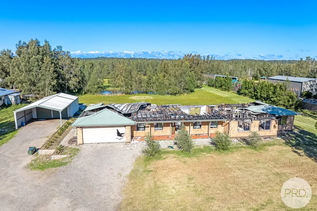 Salt Ash 5Habitaciones Rare Rebuild Opportunity on Expansive 1.98ha Block - Huge Potential!