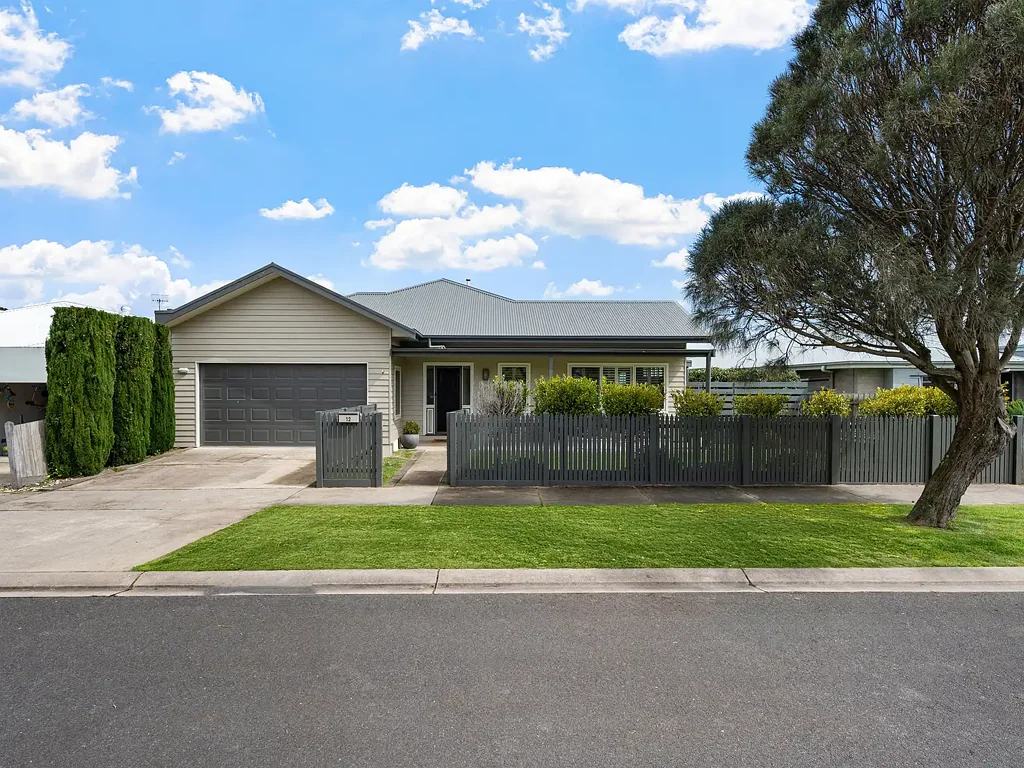 Port Fairy 4ਬੈੱਡਰੂਮ Modern Family Elegance in a Peaceful Court Setting