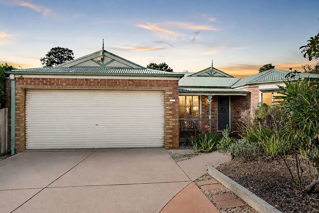 Langwarrin 5房 宽敞四卧带书房 采光充足室内空间 完美户外露台 距离Langwarrin Plaza仅几步之遥 成熟花园环绕 高品质现代电器 私人庭院放松 中央暖气蒸发式冷却 双车位车库 Room to Breathe in the Woodlands Zone