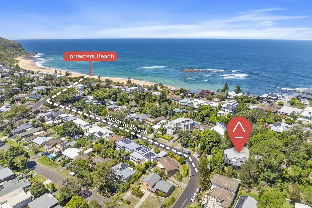 Forresters Beach 4ห้องนอน Elevated Coastal Retreat with Self-Contained Studio, just 450m to the Beach