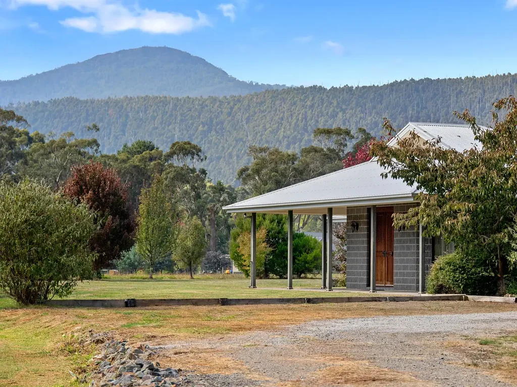 Buxton 3 Bedroom Modern Family Home with Breathtaking Views