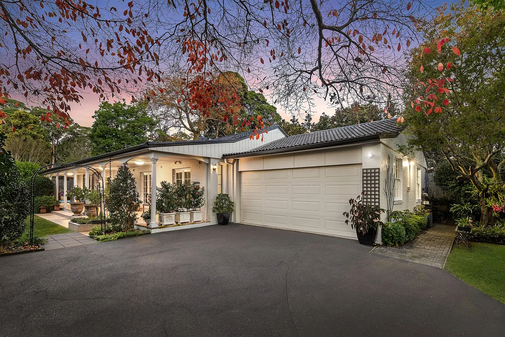 Wahroonga 4房 全砖单层高顶 961㎡北向地块 现代厨房泳池 主卧带套 便捷学区交通 Light soaked and charming in a perfect family address