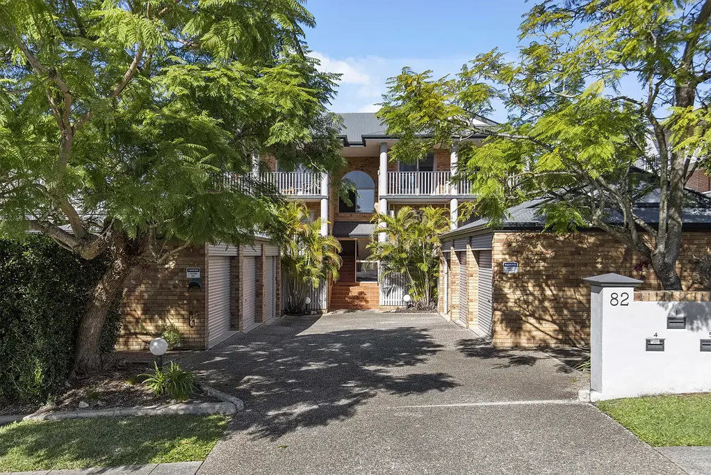 Alderley 2房 安静角落顶层  穿堂风采光佳  精品双砖结构  独立走廊布局  空间感厨房  精心翻新浴室  大型封闭车库  步行便利设施 Spacious, Quiet, Elevated Inner-North Living with Dual Balconies!