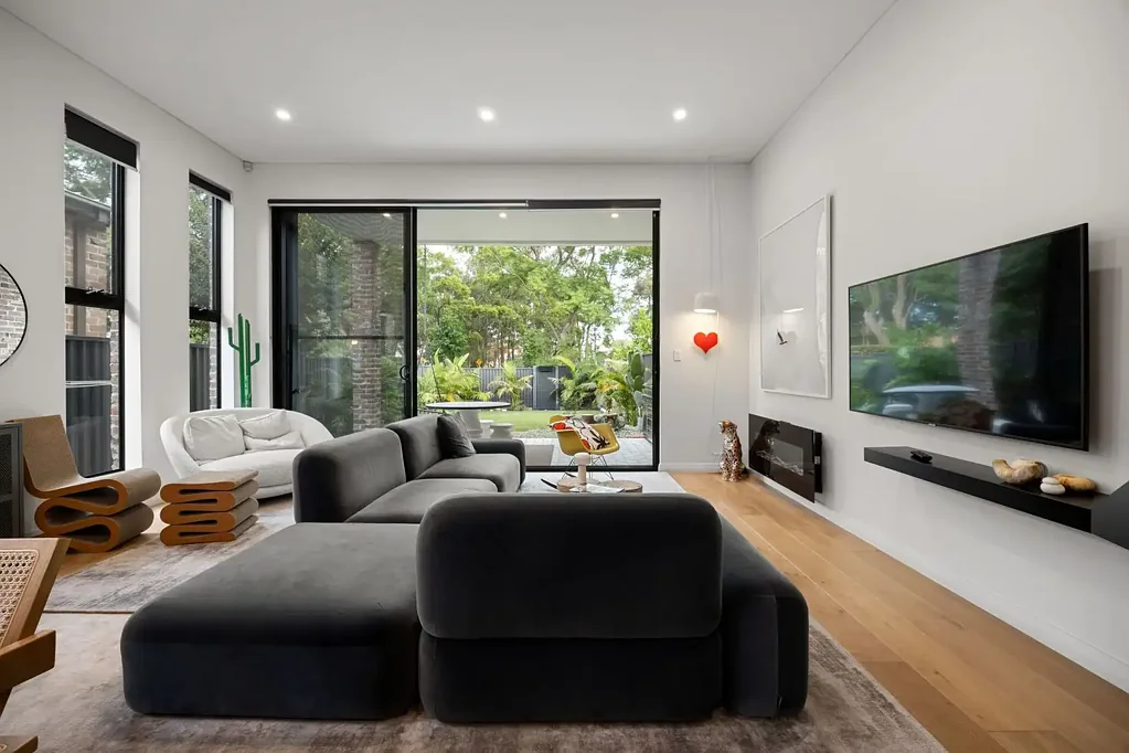 Concord 3Phòng ngủ Flawless master built designer home backing onto Rothwell Park