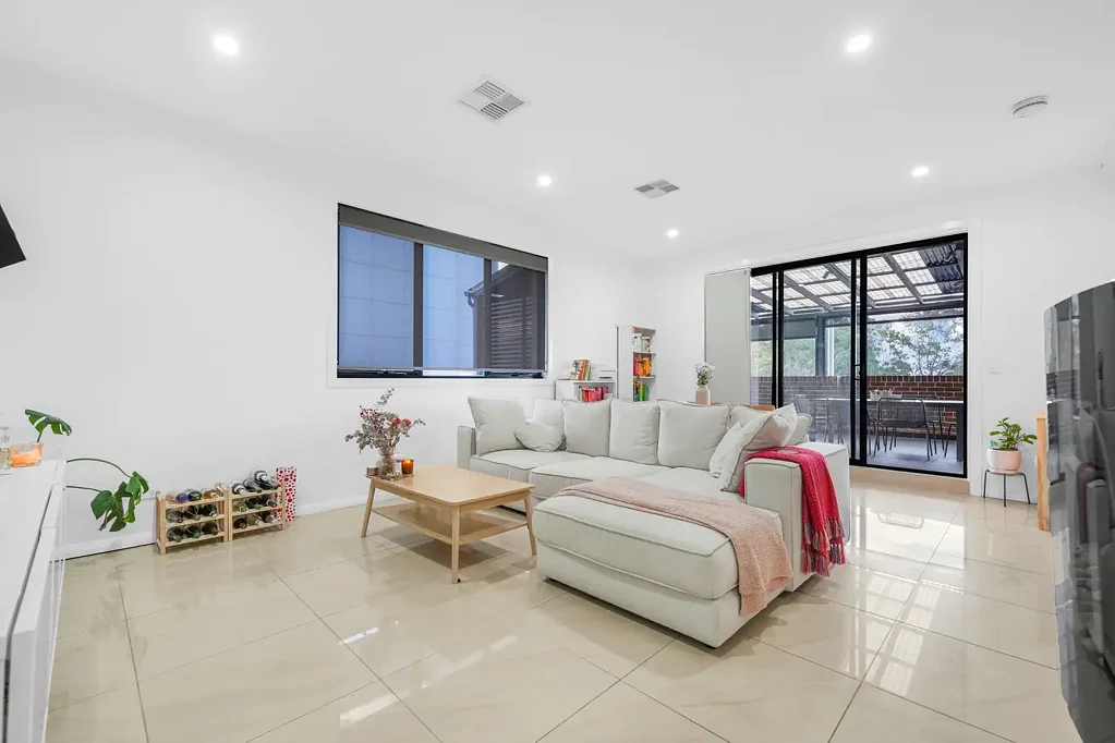 Spacious Penthouse Unit In Perfect Location