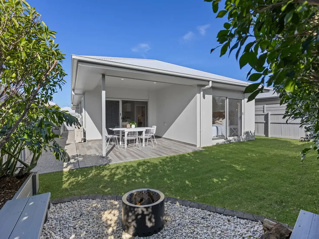 Sippy Downs 4 Bedroom Fresh Family Home in Flame Tree Estate